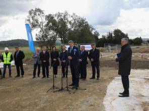 Symboliczne rozpoczęcie budowy - zdjęcie przedstawia uczestników wydarzenia