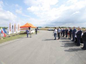 Symboliczne otwarcie drogi - zdjęcie przedstawia uczestników wydarzenia