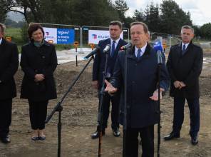 Symboliczne rozpoczęcie budowy - zdjęcie przedstawia uczestników wydarzenia