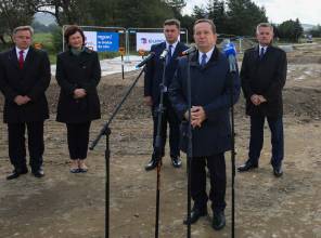 Symboliczne rozpoczęcie budowy - zdjęcie przedstawia uczestników wydarzenia