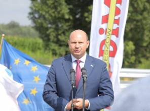 Symboliczne otwarcie drogi - zdjęcie przedstawia uczestnika wydarzenia