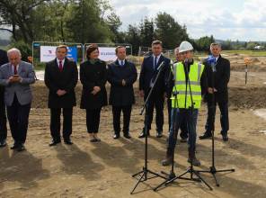 Symboliczne rozpoczęcie budowy - zdjęcie przedstawia uczestników wydarzenia