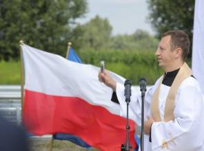 Symboliczne otwarcie drogi - zdjęcie przedstawia uczestnika wydarzenia