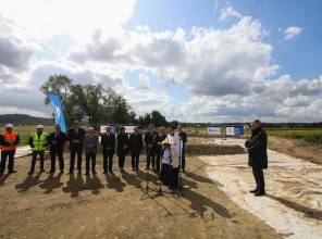 Symboliczne rozpoczęcie budowy - zdjęcie przedstawia uczestników wydarzenia