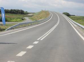 Zdjęcie przedstawia fragment nowo wybudowanej drogi