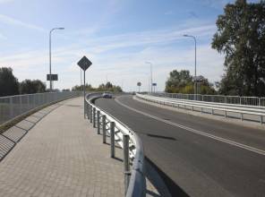 Zdjęcie przedstawia nowo wybudowany obiekt mostowy