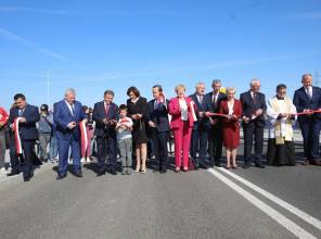 Zdjęcie przedstawia uczestników wydarzenia przecinających wstęgę