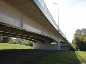 Zdjęcie przedstawia nowo wybudowany obiekt mostowy