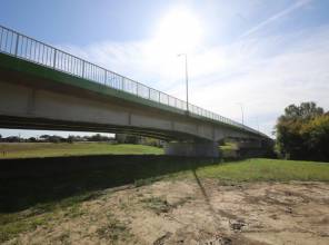 Zdjęcie przedstawia nowo wybudowany obiekt mostowy