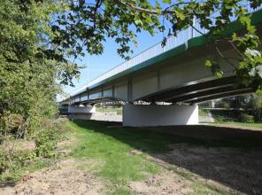 Zdjęcie przedstawia nowo wybudowany obiekt mostowy