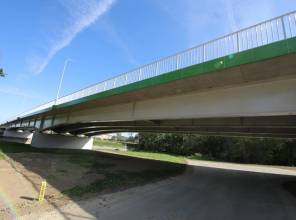 Zdjęcie przedstawia nowo wybudowany obiekt mostowy