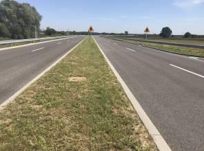 Zdjęcie przedstawia fragment nowo wybudowanej drogi