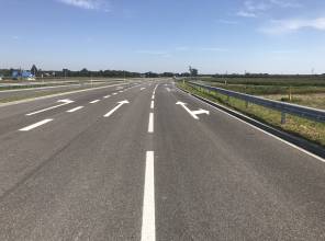 Zdjęcie przedstawia fragment nowo wybudowanej drogi