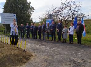 Symboliczne rozpoczęcie budowy - zdjęcie przedstawia uczestników wydarzenia