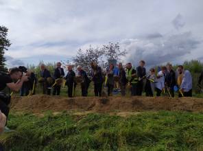 Symboliczne rozpoczęcie budowy - zdjęcie przedstawia uczestników wydarzenia