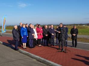 Symboliczne otwarcie drogi - zdjęcie przedstawia uczestników wydarzenia 