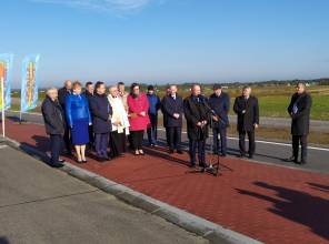Symboliczne otwarcie drogi - zdjęcie przedstawia uczestników wydarzenia 