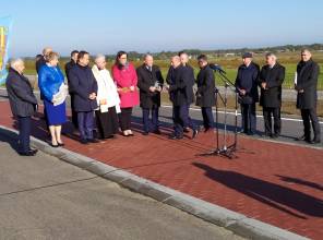 Symboliczne otwarcie drogi - zdjęcie przedstawia uczestników wydarzenia 