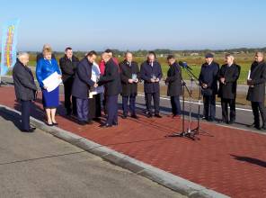 Symboliczne otwarcie drogi - zdjęcie przedstawia uczestników wydarzenia 