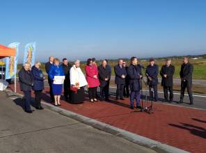 Symboliczne otwarcie drogi - zdjęcie przedstawia uczestników wydarzenia 