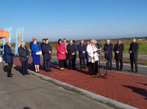 Symboliczne otwarcie drogi - zdjęcie przedstawia uczestników wydarzenia 