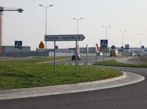 Zdjęcie przedstawia fragment nowo wybudowanej drogi