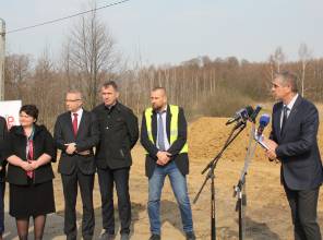 Symboliczne rozpoczęcie budowy - zdjęcie przedstawia uczestników wydarzenia