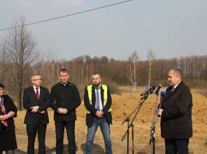 Symboliczne rozpoczęcie budowy - zdjęcie przedstawia uczestników wydarzenia