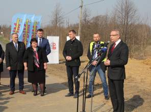 Symboliczne rozpoczęcie budowy - zdjęcie przedstawia uczestników wydarzenia