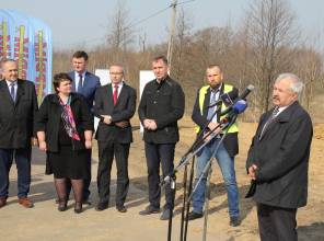 Symboliczne rozpoczęcie budowy - zdjęcie przedstawia uczestników wydarzenia