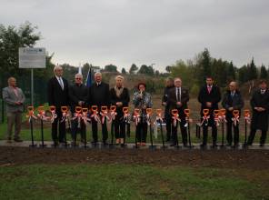 Symboliczne rozpoczęcie budowy - zdjęcie przedstawia uczestników wydarzenia