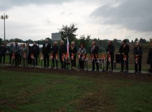 Symboliczne rozpoczęcie budowy - zdjęcie przedstawia uczestników wydarzenia