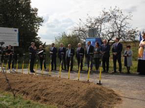 Symboliczne rozpoczęcie budowy - zdjęcie przedstawia uczestników wydarzenia