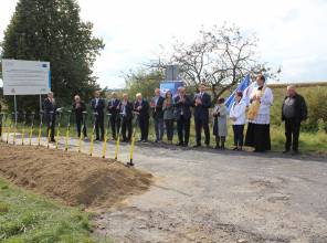 Symboliczne rozpoczęcie budowy - zdjęcie przedstawia uczestników wydarzenia