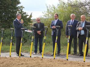 Symboliczne rozpoczęcie budowy - zdjęcie przedstawia uczestników wydarzenia