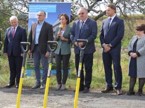 Symboliczne rozpoczęcie budowy - zdjęcie przedstawia uczestników wydarzenia
