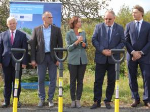 Symboliczne rozpoczęcie budowy - zdjęcie przedstawia uczestników wydarzenia