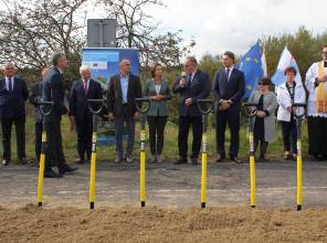 Symboliczne rozpoczęcie budowy - zdjęcie przedstawia uczestników wydarzenia