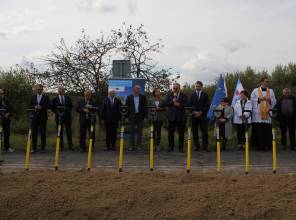 Symboliczne rozpoczęcie budowy - zdjęcie przedstawia uczestników wydarzenia