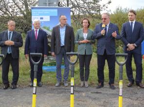 Symboliczne rozpoczęcie budowy - zdjęcie przedstawia uczestników wydarzenia