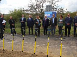Symboliczne rozpoczęcie budowy - zdjęcie przedstawia uczestników wydarzenia