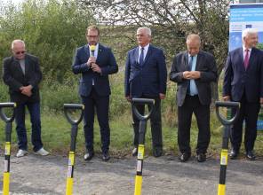 Symboliczne rozpoczęcie budowy - zdjęcie przedstawia uczestników wydarzenia