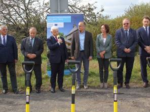 Symboliczne rozpoczęcie budowy - zdjęcie przedstawia uczestników wydarzenia
