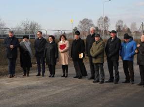Symboliczne otwarcie drogi - zdjęcie przedstawia uczestników wydarzenia