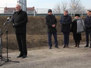 Symboliczne otwarcie drogi - zdjęcie przedstawia uczestników wydarzenia