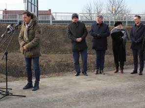 Symboliczne otwarcie drogi - zdjęcie przedstawia uczestników wydarzenia