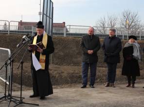 Symboliczne otwarcie drogi - zdjęcie przedstawia uczestników wydarzenia