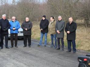 Symboliczne otwarcie drogi - zdjęcie przedstawia uczestników wydarzenia