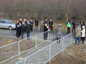 Symboliczne otwarcie drogi - zdjęcie przedstawia uczestników wydarzenia