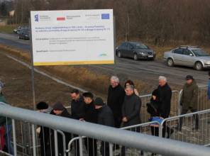 Symboliczne otwarcie drogi - zdjęcie przedstawia uczestników wydarzenia
